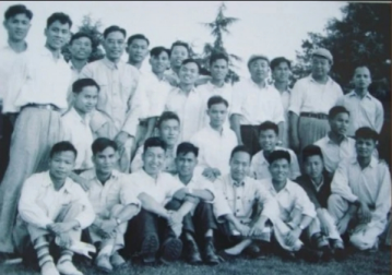 1958年就读于中财的越南留学生与老师合影