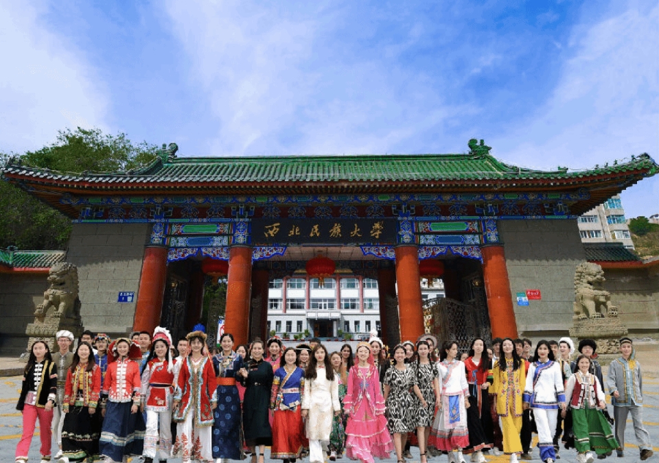 西北民族大学榆中校区东门 王贵新/摄