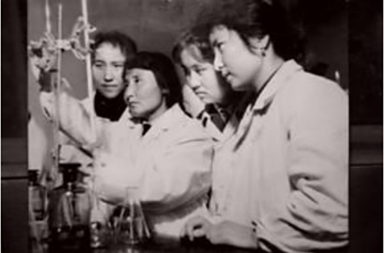 兵团医学院时期学生在做化学实验 兵团医学院时期学生在做化学实验