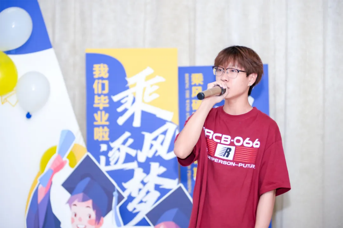 再见，小何
