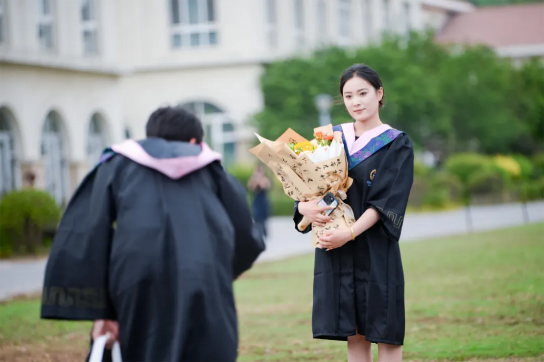 再见，小何